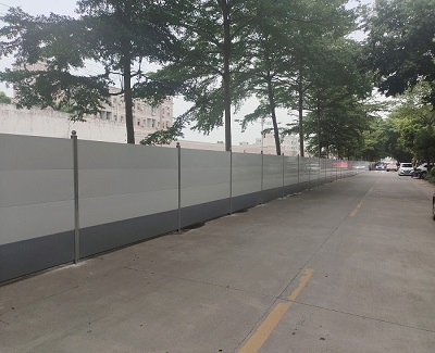 深圳市坪山区道路扩建—钢结构围挡安装工程在进行