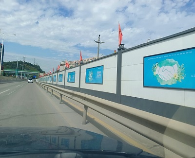 工程行业发展需求高速，PVC围挡厂家做了这一举动