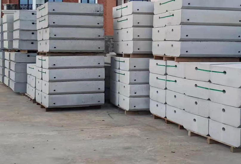 围挡基础块又出一车 送达工地为抗疫出微薄之力