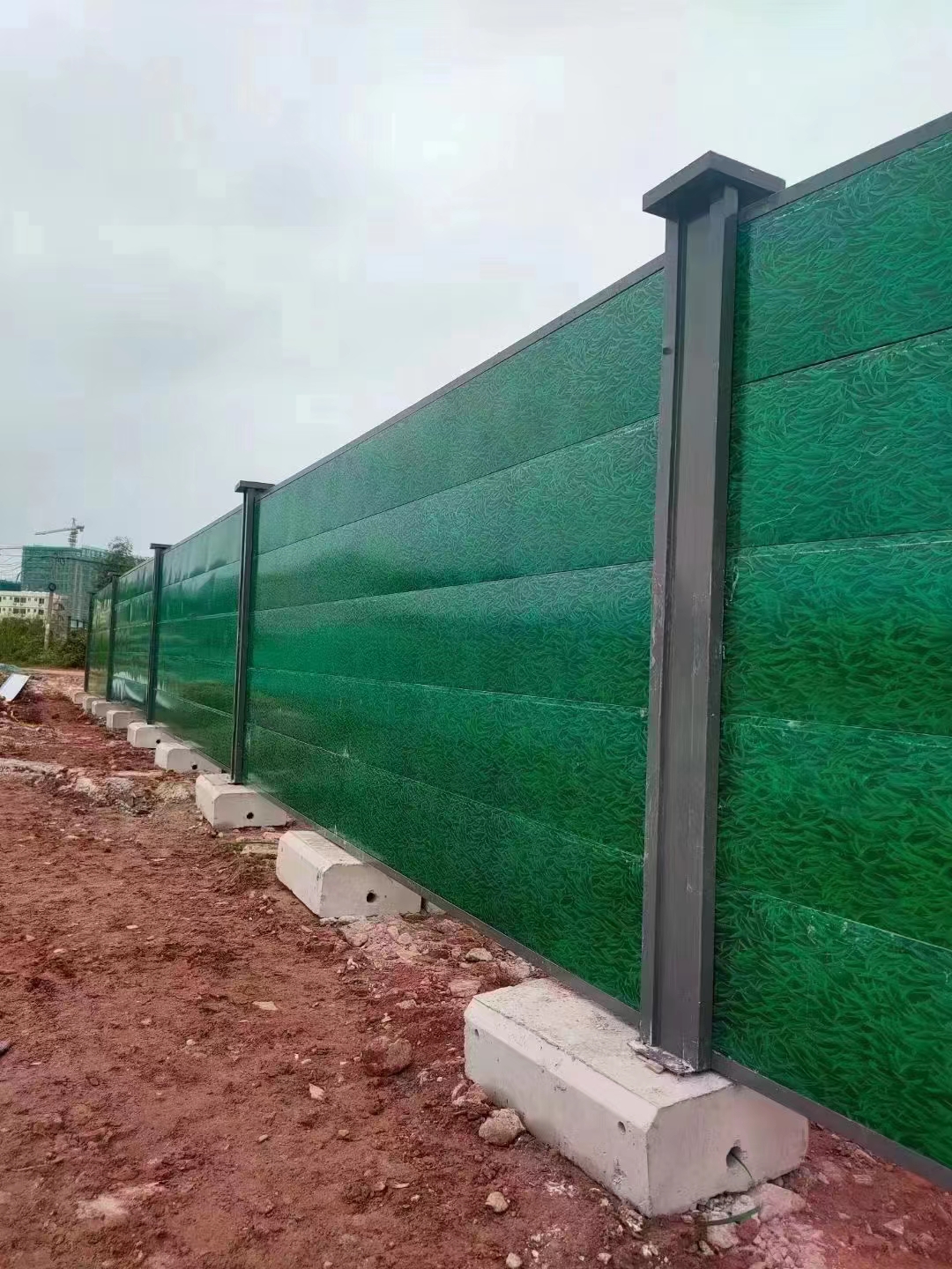 旭东钢构围挡厂家：小草围挡草皮围墙的优点与缺点