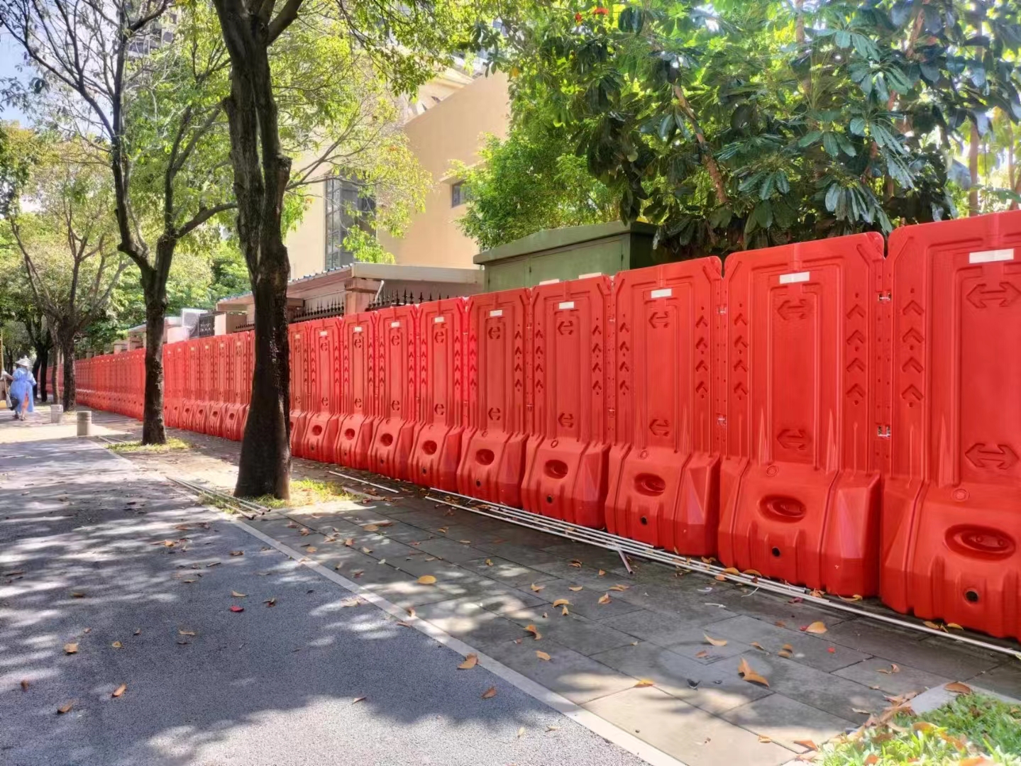 水马围挡使用规范：确保安全施工和交通秩序【旭东钢构围挡】