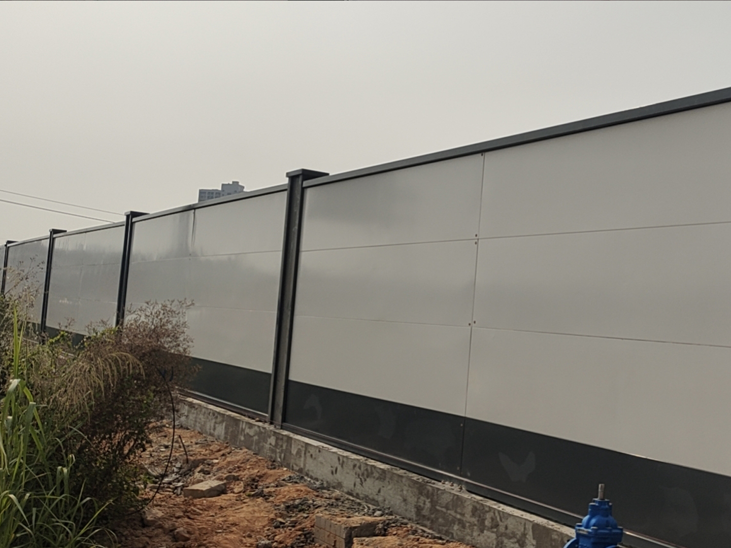 隔开的是施工现场 隔不开的是对城市发展的期待