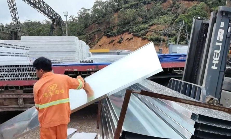 全力以赴保交付｜旭东围挡批量装车，直发龙岗工地